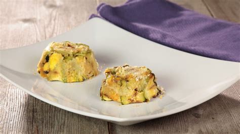 Un piatto gourmet con sformatino di ricotta e base di salsa al sedano