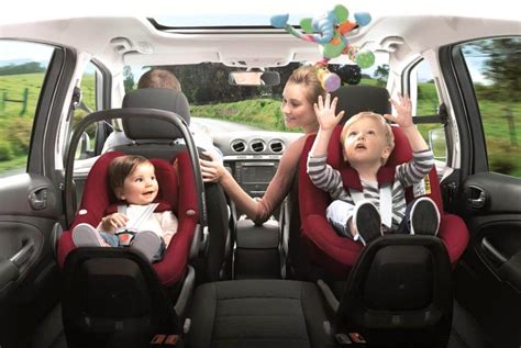 Famiglia in viaggio con seggiolino auto