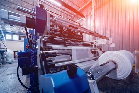 Una vista panoramica di una moderna fabbrica automatizzata dove le tecnologie di precisione incontrano la produzione di massa.