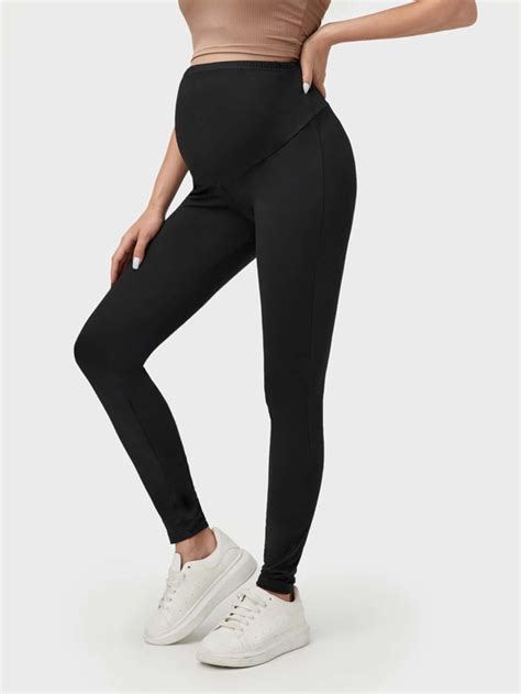 dettaglio di tessuto elasticizzato e fascia addominale di un leggings premaman