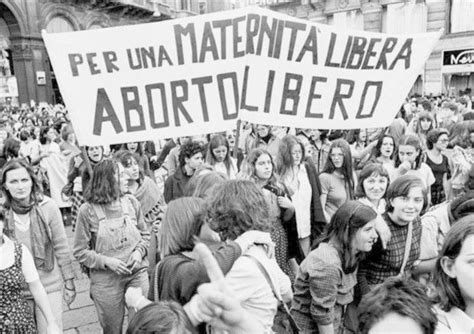 Manifestazione femminista per i diritti riproduttivi negli anni '70