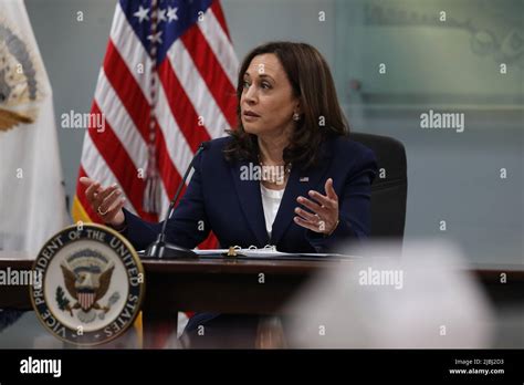 Kamala Harris parla a un raduno per i diritti riproduttivi