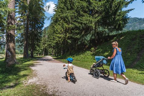 Famiglia con passeggino su sentiero all'Alpe Giumello