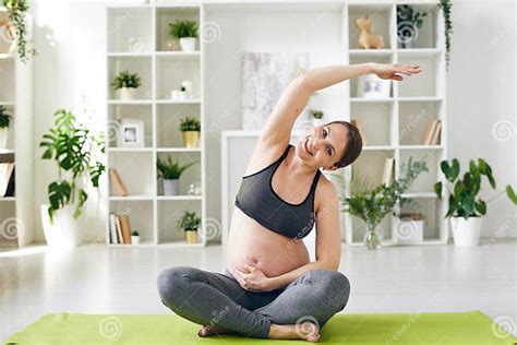 Donna incinta che pratica yoga