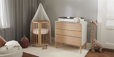 Stokke Sleepi Fasciatoio in un ambiente nursery luminoso e moderno
