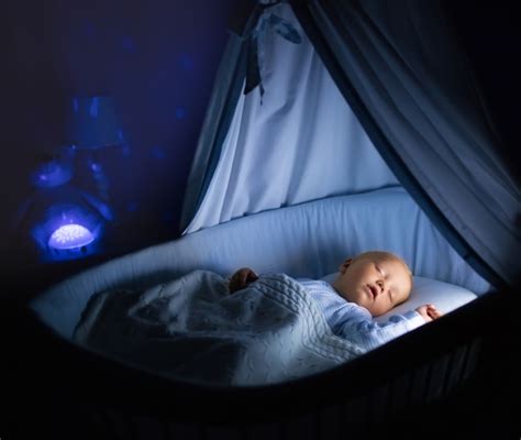 neonati che dormono in una culla pulita
