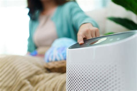famiglia che utilizza un purificatore d'aria in un soggiorno luminoso