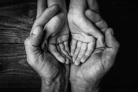 Bambino che supera una paura, mano nella mano con un adulto