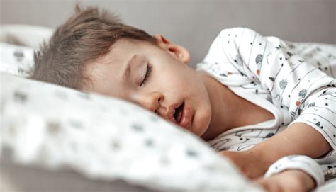 Bambino dorme cullato da ninnananna