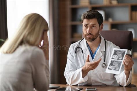 Professionista medico che visita una paziente incinta