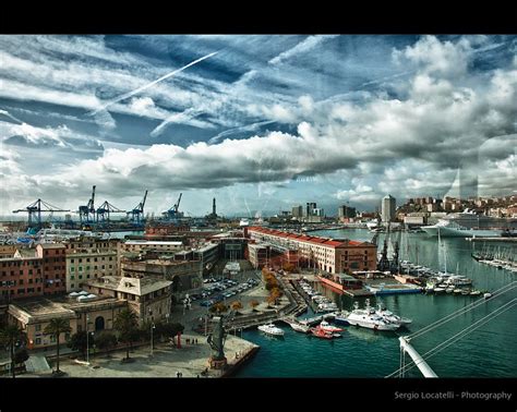 Veduta panoramica del porto antico di Genova con le sue caratteristiche case colorate