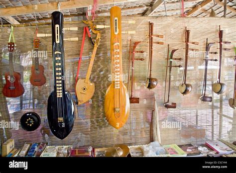 Scorcio di un antico vicolo genovese con strumenti musicali tipici