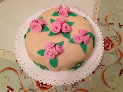 Torta decorata con pasta di zucchero e elementi tridimensionali