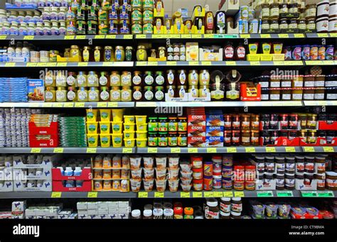 Scaffale di supermercato con prodotti della linea Lupilu per l'infanzia