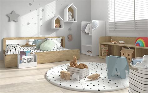 Cameretta arredata secondo i principi Montessori con colori neutri e mobili a misura di bambino