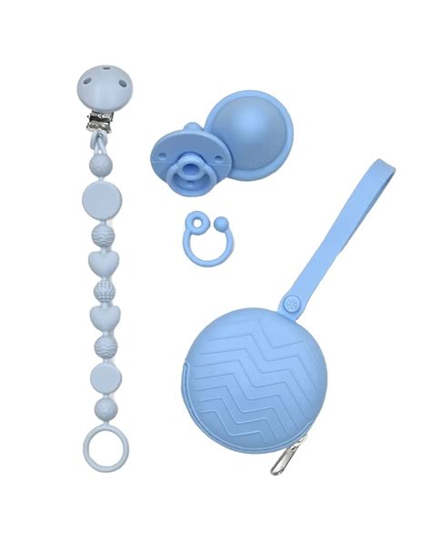Una selezione di accessori colorati per neonati inclusi portaciuccio e scatoline protettive