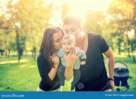 neonati e famiglia felice