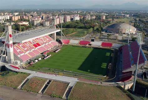 Veduta panoramica esterna dello Stadio Brianteo con le moderne insegne U-Power