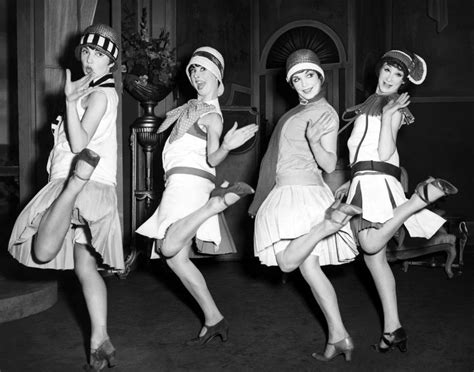 Illustrazione di una maschietta degli anni Venti in un locale da ballo