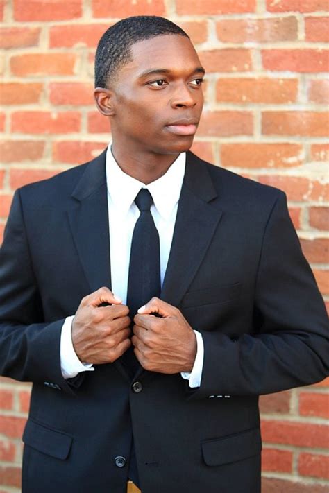 Caricatura di uomini tradizionali in giacca e cravatta che osservano perplessi le nuove mode degli anni Venti