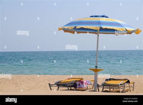 Famiglia in spiaggia con ombrellone