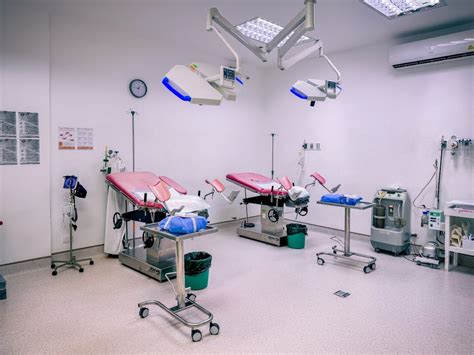 Sala parto moderna con attrezzature per la sicurezza igienico-sanitaria