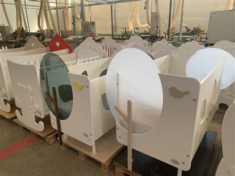 fabbrica di produzione lettini in legno di alta qualità