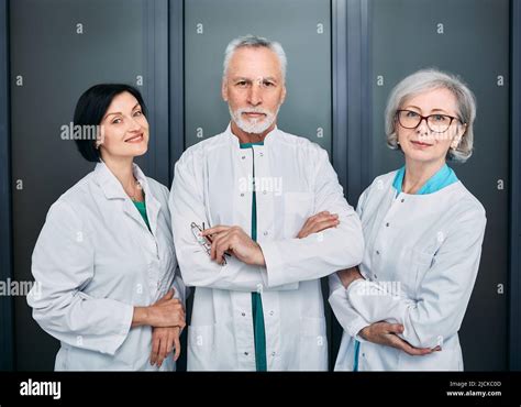 Personale medico che offre supporto a genitori in ospedale