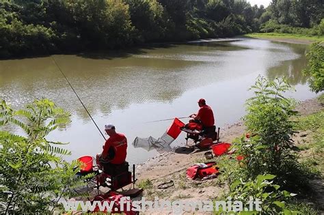 Pescatore in azione durante una sessione di pesca all'alborella in un canale italiano