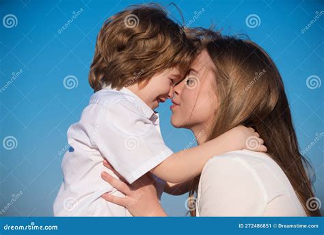 Genitore che abbraccia il bambino con un sorriso