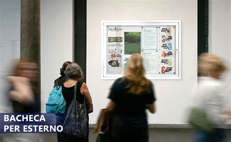 Lavagna con avvisi e circolari scolastiche