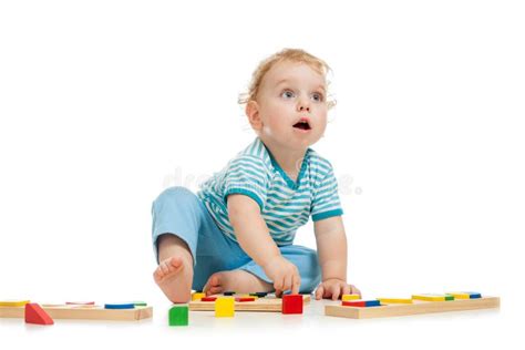 Bambino felice che gioca vestito con abiti comodi Prénatal