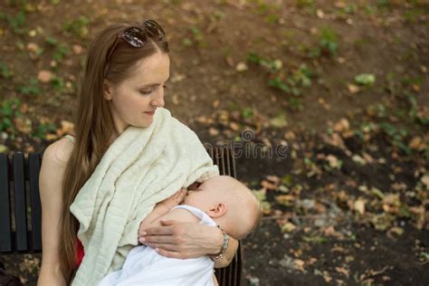 mamma che nutre il proprio bambino con serenità e contatto visivo