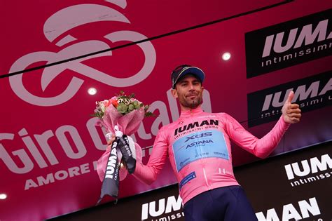 Diego Ulissi in Maglia Rosa festeggia sul podio