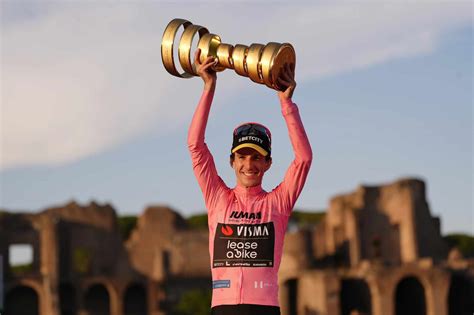 Podio finale del Giro d'Italia 108 con i vincitori delle varie maglie