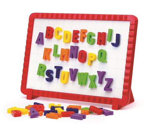 bambino che gioca con lettere magnetiche in vasca