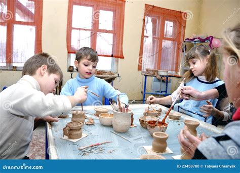 Bambini che modellano vasi di argilla