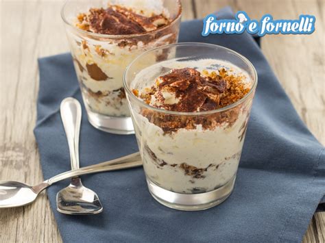 Preparazione di un dolce al cucchiaio in casa con ingredienti freschi