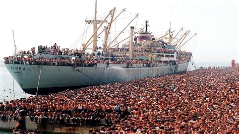 Immagine iconica della nave Vlora stracolma di persone nel porto di Bari