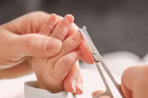 Cura delle unghie del neonato