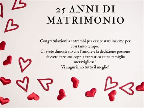 Coppia che festeggia 25 anni di matrimonio con foto ricordo
