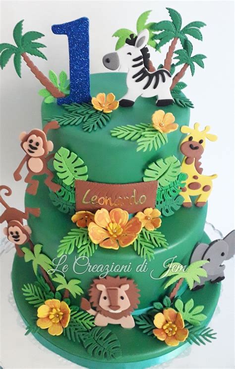 Torta di compleanno a tema giungla con pupazzetti colorati per bambini di due anni