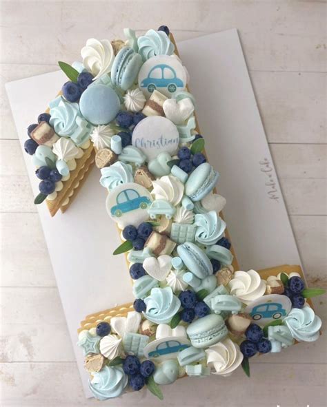 Torta a forma di numero due decorata con pupazzetti a tema spazio e astronauti