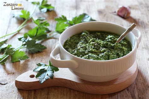 ciotola di ceramica colma di salsa verde appena preparata, con prezzemolo fresco e acciughe ben visibili