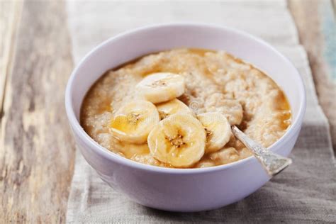 ciotola di porridge di avena con banana per neonati