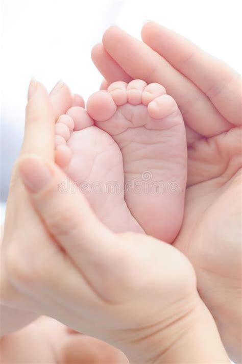 Manine e piedini di neonato colorati
