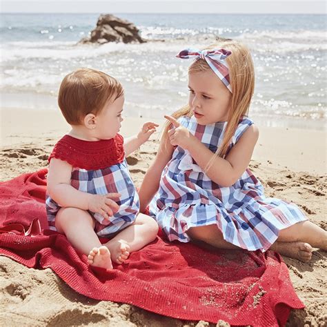Una selezione curata di abbigliamento per bambina, che mostra la varietà di colori e tessuti scelti da Prénatal per i primi passi e il gioco quotidiano.