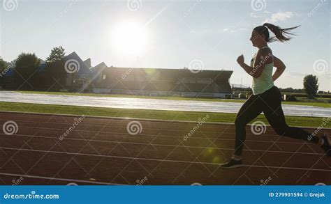 Atleta che indossa una tutina tecnica aerodinamica su una pista di atletica