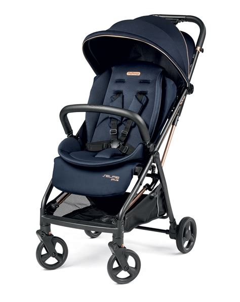 Bambino confortevole nel passeggino Peg Perego