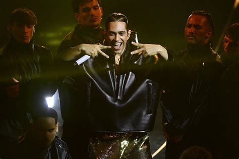 Mahmood che canta sul palco di Sanremo